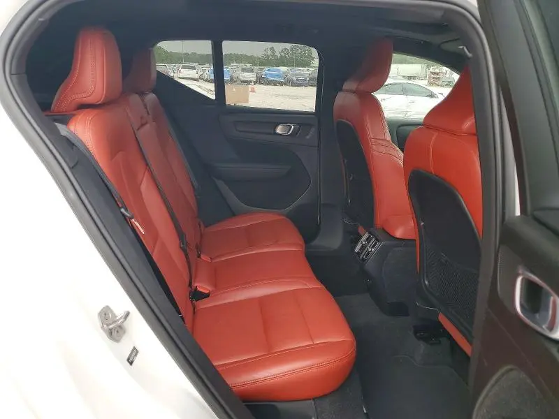 2019 VOLVO XC40 T5 MOMENTUM  