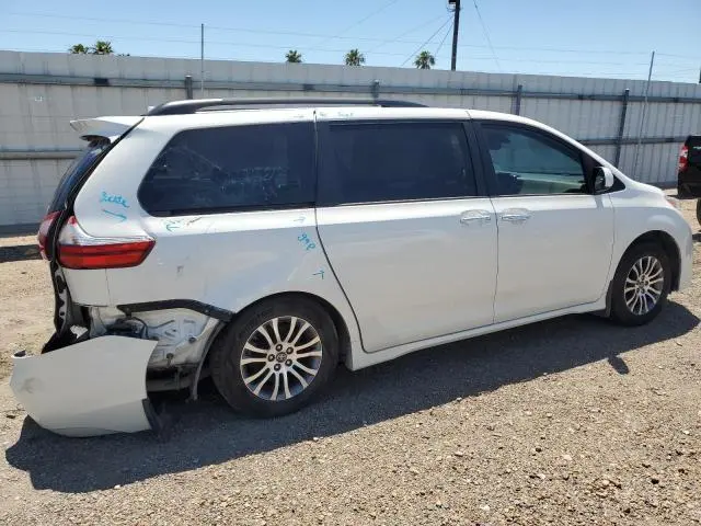 2020 TOYOTA SIENNA XLE  