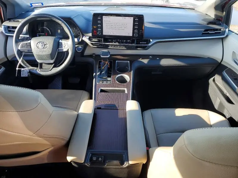 2021 TOYOTA SIENNA XLE  