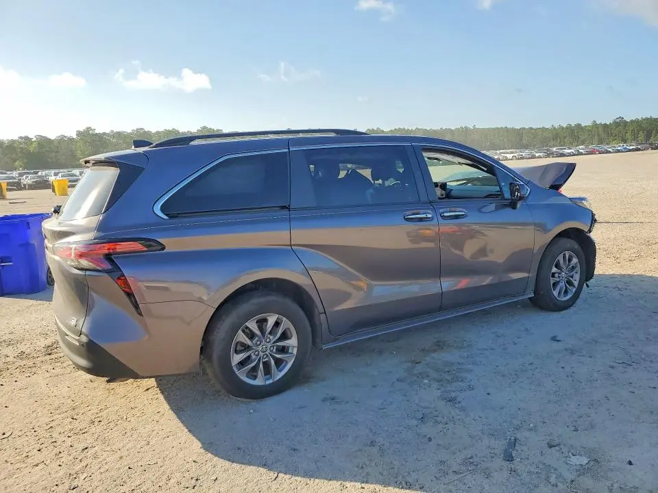 2021 TOYOTA SIENNA XLE  