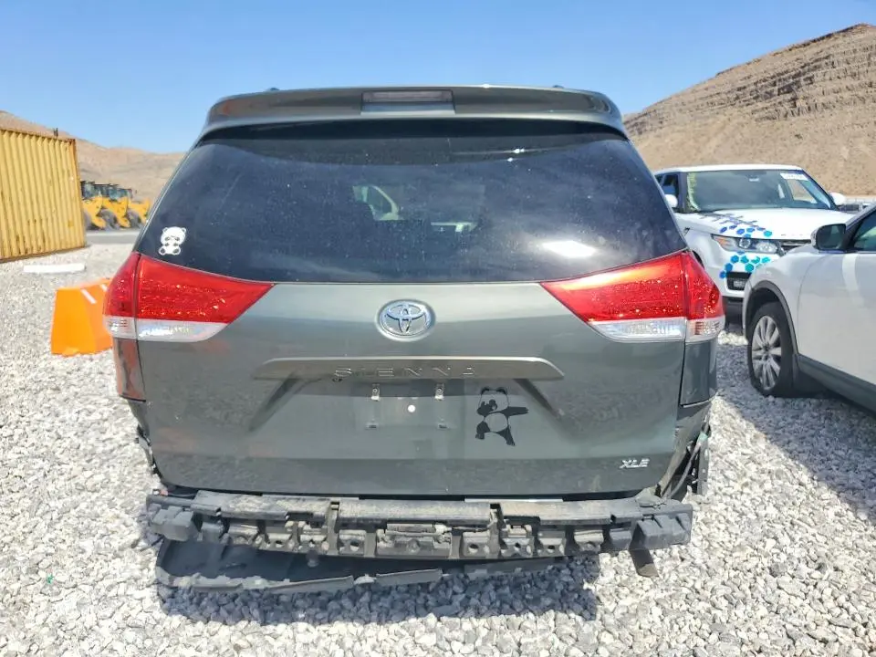 2014 TOYOTA SIENNA XLE 8-PASSENGER  