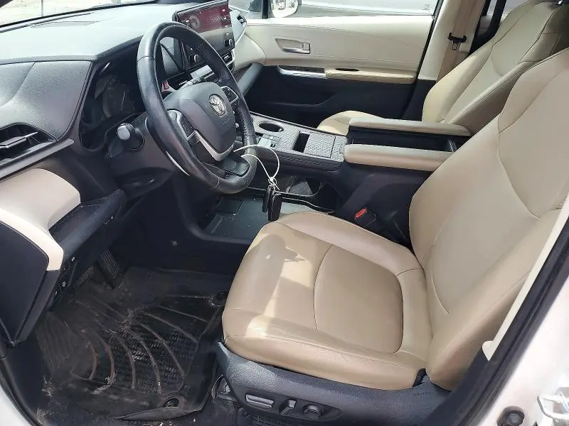 2021 TOYOTA SIENNA XLE  