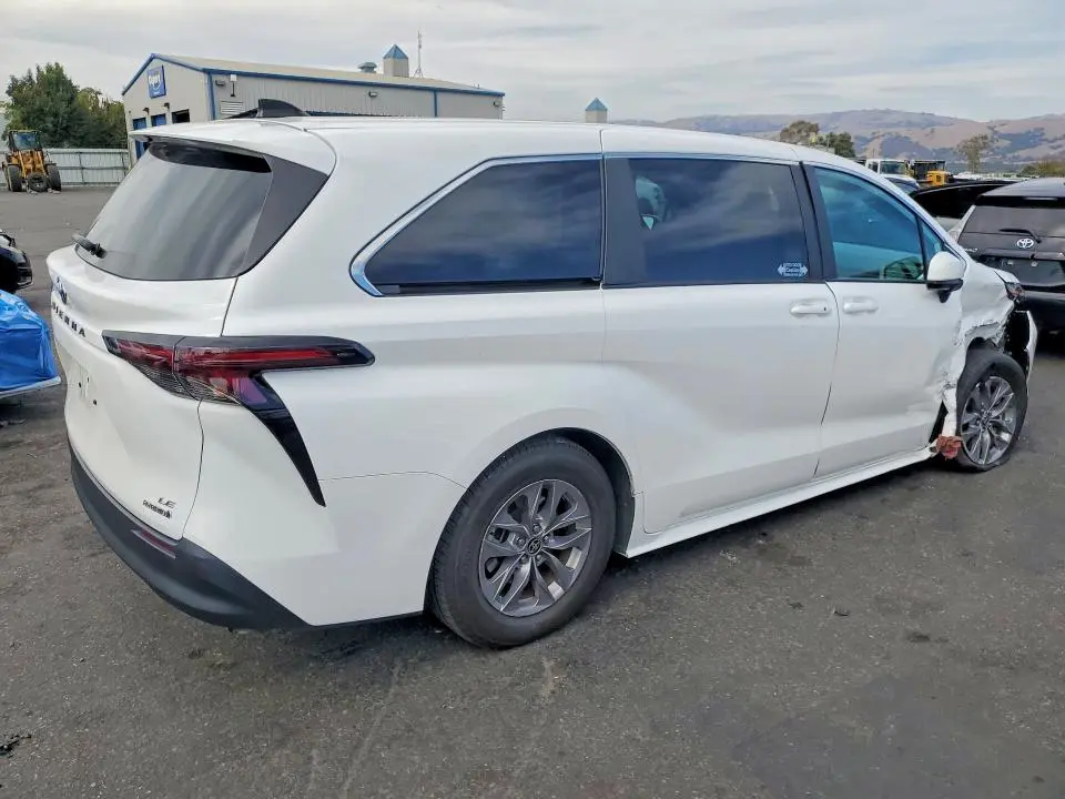 2024 TOYOTA SIENNA LE  