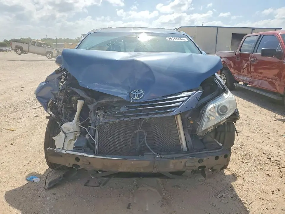 2016 TOYOTA SIENNA LE  