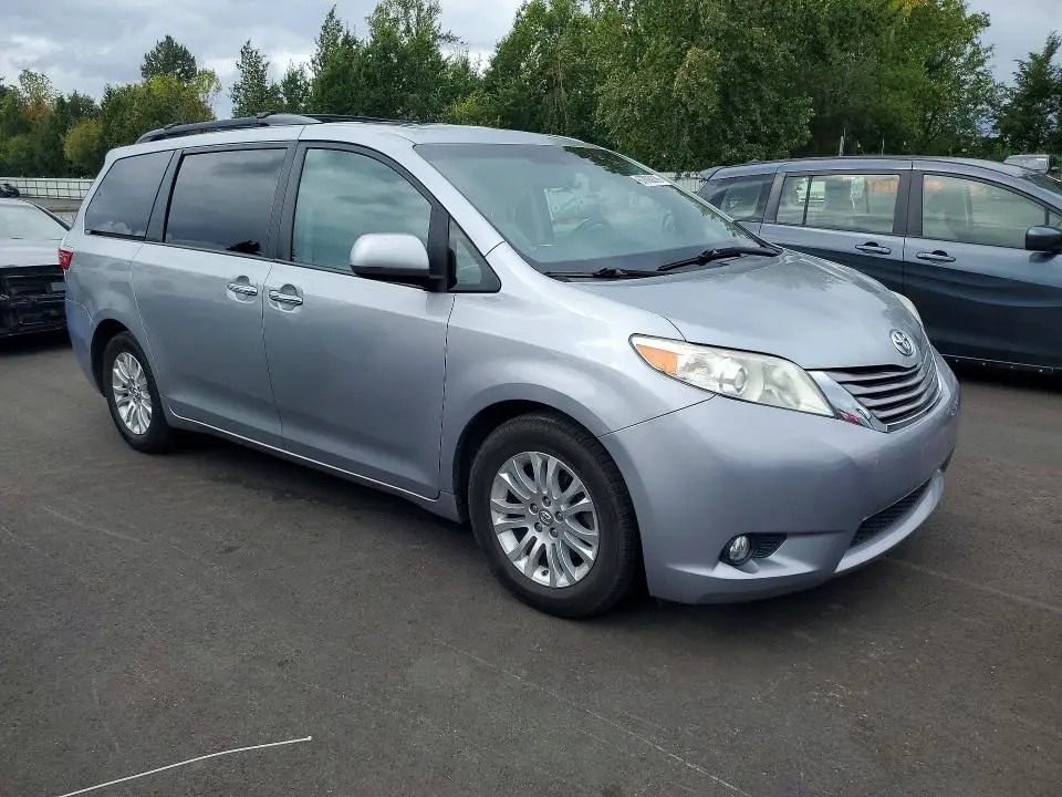 2017 TOYOTA SIENNA XLE 8-PASSENGER  
