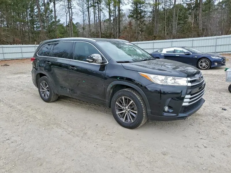 2018 TOYOTA HIGHLANDER SE  