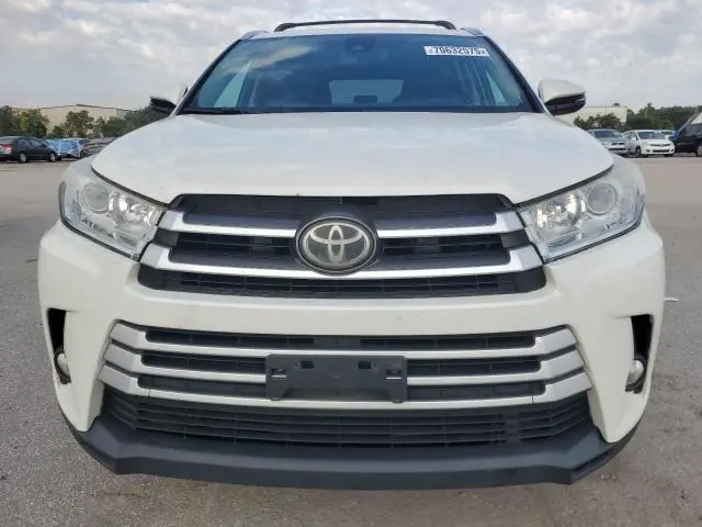 2017 TOYOTA HIGHLANDER SE  