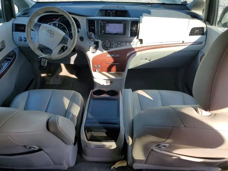 2014 TOYOTA SIENNA XLE  