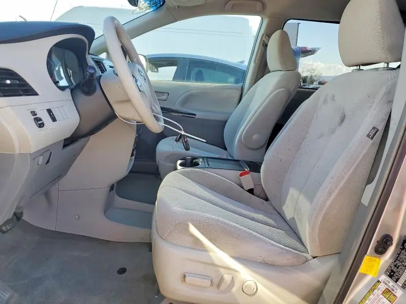 2013 TOYOTA SIENNA LE 8-PASSENGER  