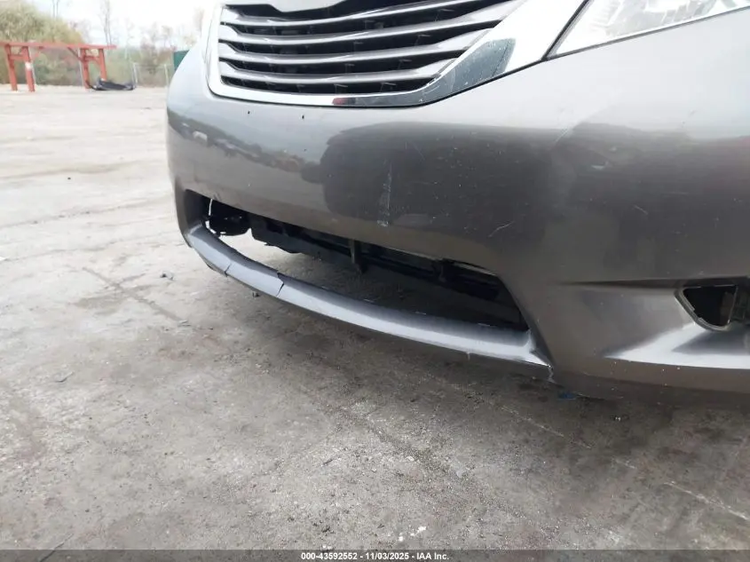 2015 TOYOTA SIENNA XLE 8 PASSENGER