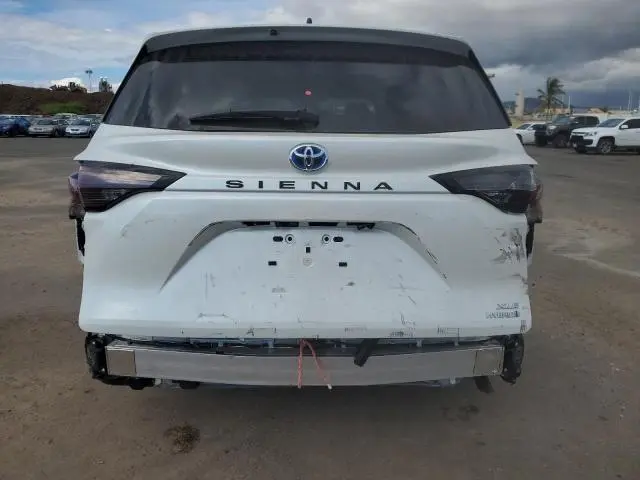 2024 TOYOTA SIENNA XLE  