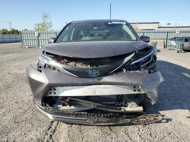 2022 TOYOTA SIENNA LE  