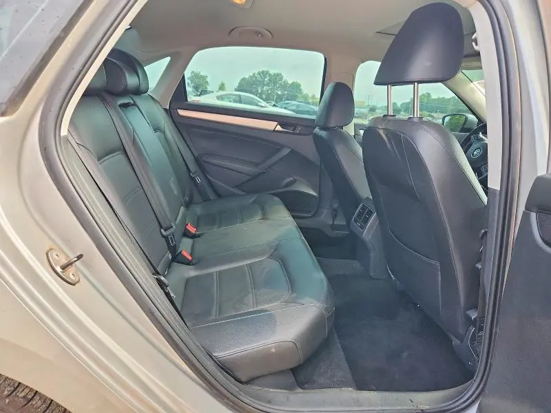 2013 VOLKSWAGEN PASSAT SE  