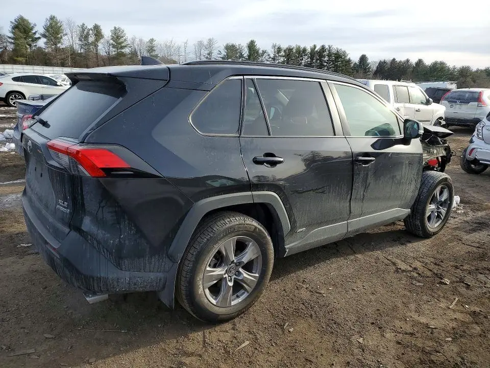 2022 TOYOTA RAV4 XLE  