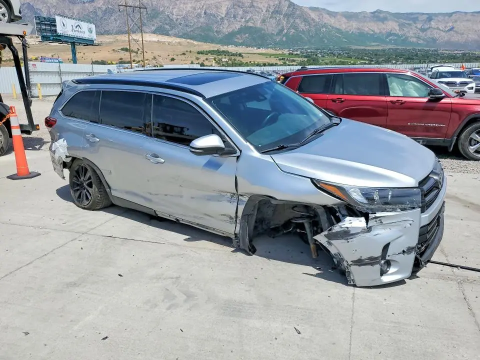 2019 TOYOTA HIGHLANDER SE  