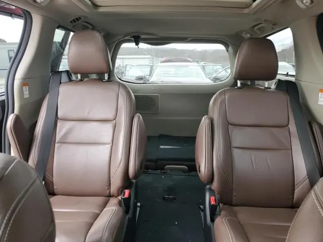 2019 TOYOTA SIENNA XLE  