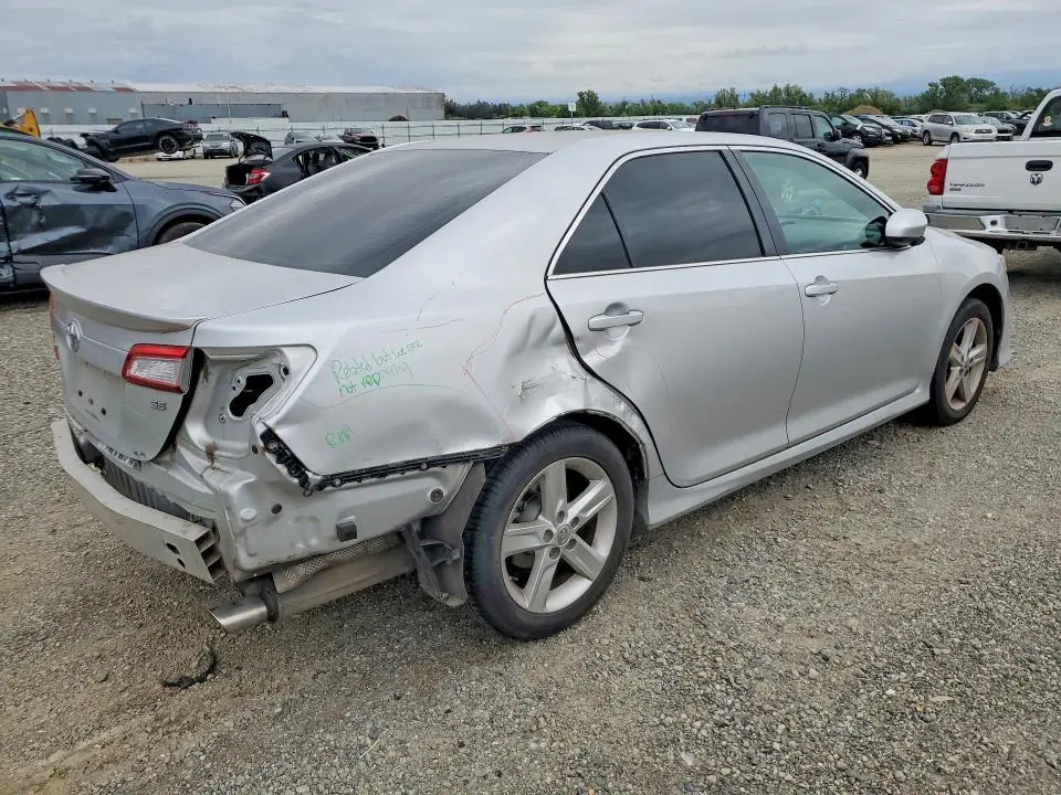 2014 TOYOTA CAMRY SE  
