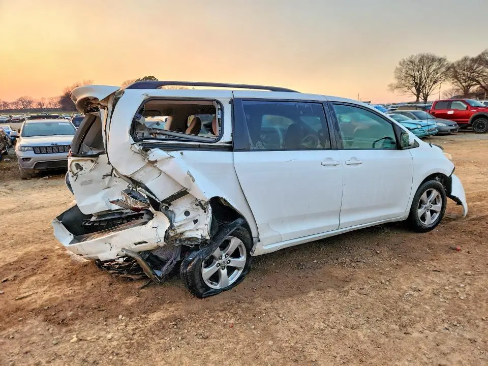 2011 TOYOTA SIENNA LE  