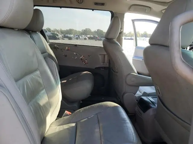 2016 TOYOTA SIENNA XLE  