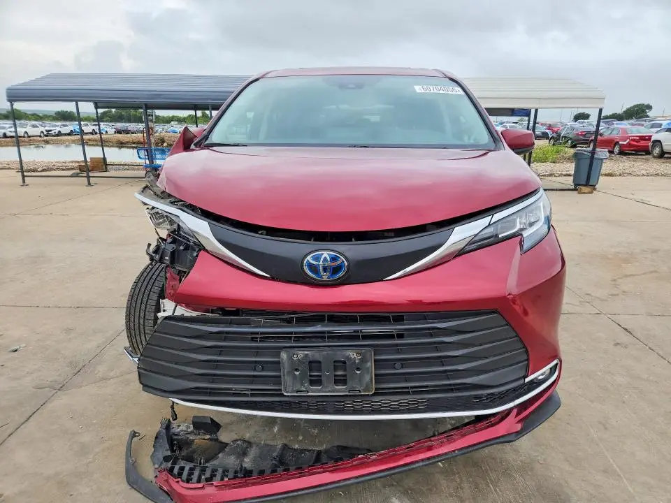 2021 TOYOTA SIENNA XLE  