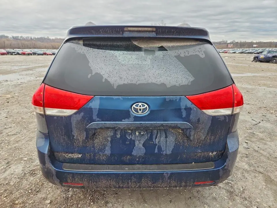 2011 TOYOTA SIENNA LE 8-PASSENGER  