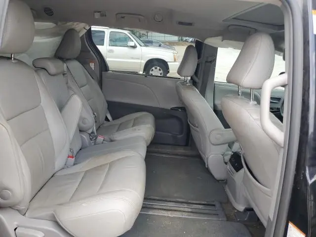 2018 TOYOTA SIENNA XLE  