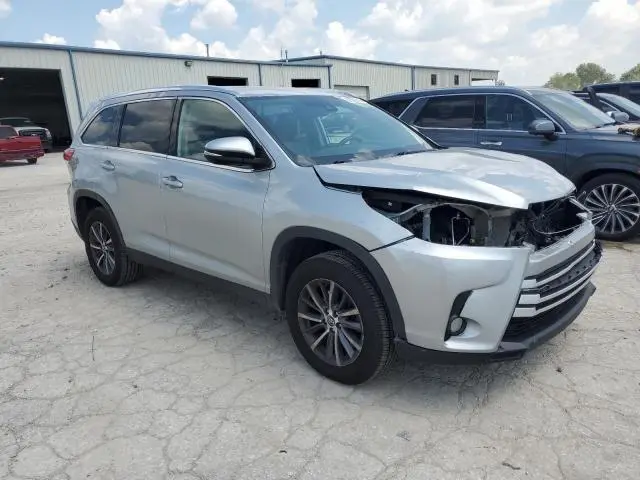 2019 TOYOTA HIGHLANDER SE  