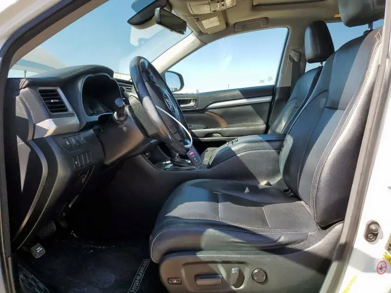 2017 TOYOTA HIGHLANDER SE