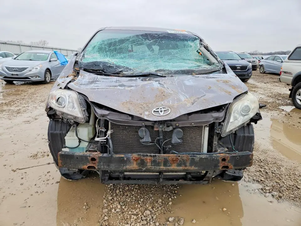 2011 TOYOTA SIENNA LE 8-PASSENGER  