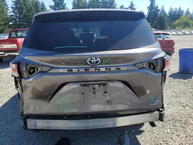 2021 TOYOTA SIENNA LE  