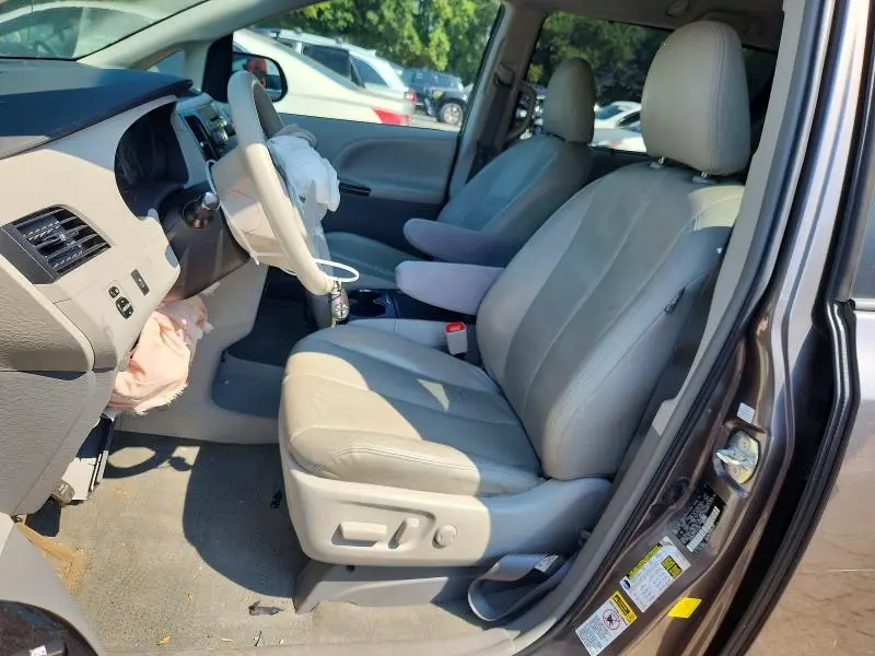 2011 TOYOTA SIENNA LE  