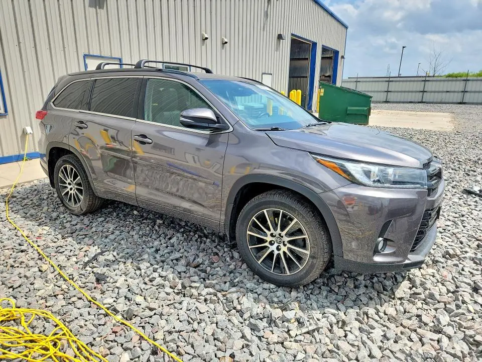 2018 TOYOTA HIGHLANDER SE  