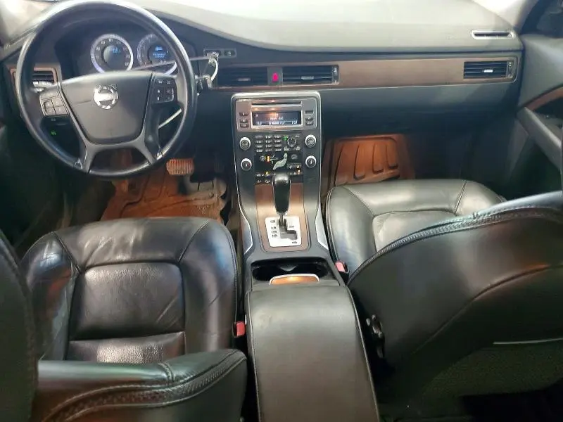 2011 VOLVO XC70 3.2  