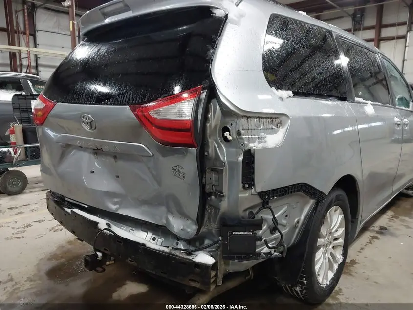 2015 TOYOTA SIENNA XLE 8 PASSENGER