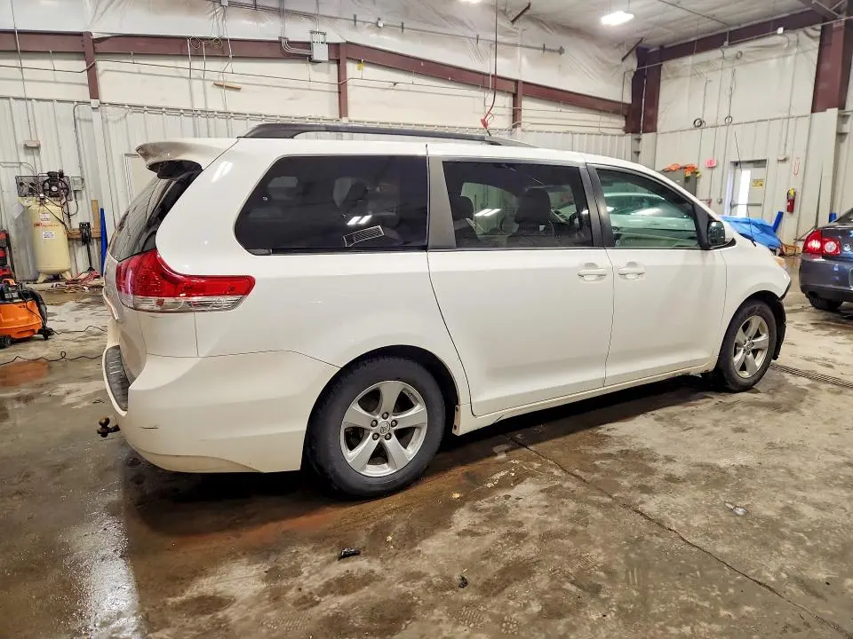2014 TOYOTA SIENNA LE 8-PASSENGER  