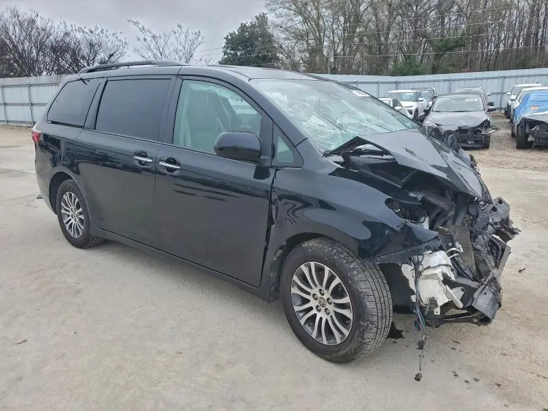 2020 TOYOTA SIENNA XLE  
