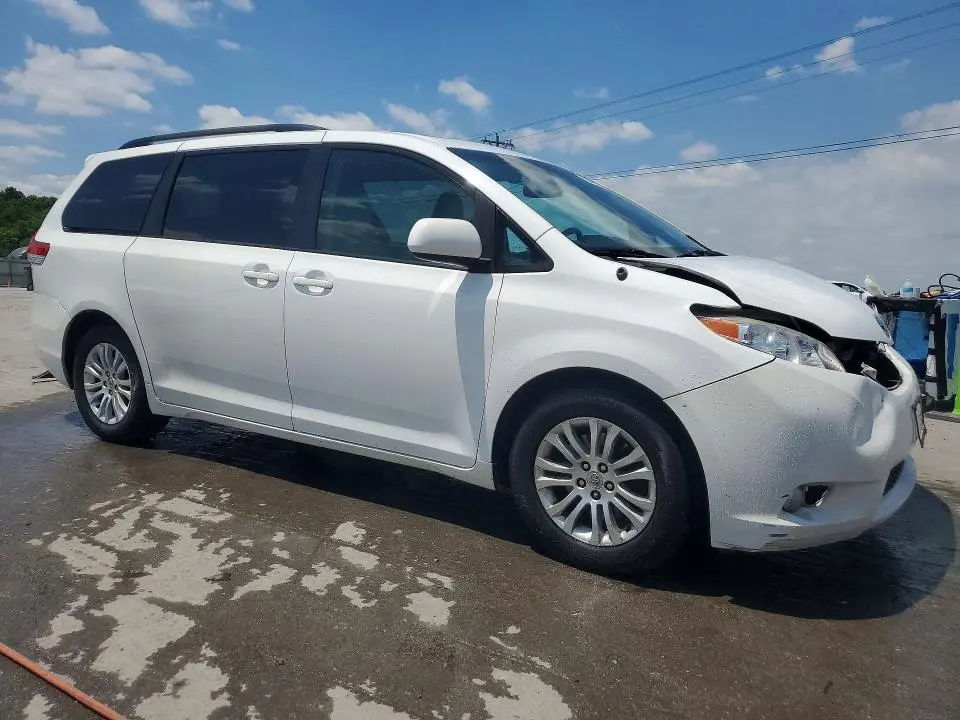2014 TOYOTA SIENNA XLE 8-PASSENGER  