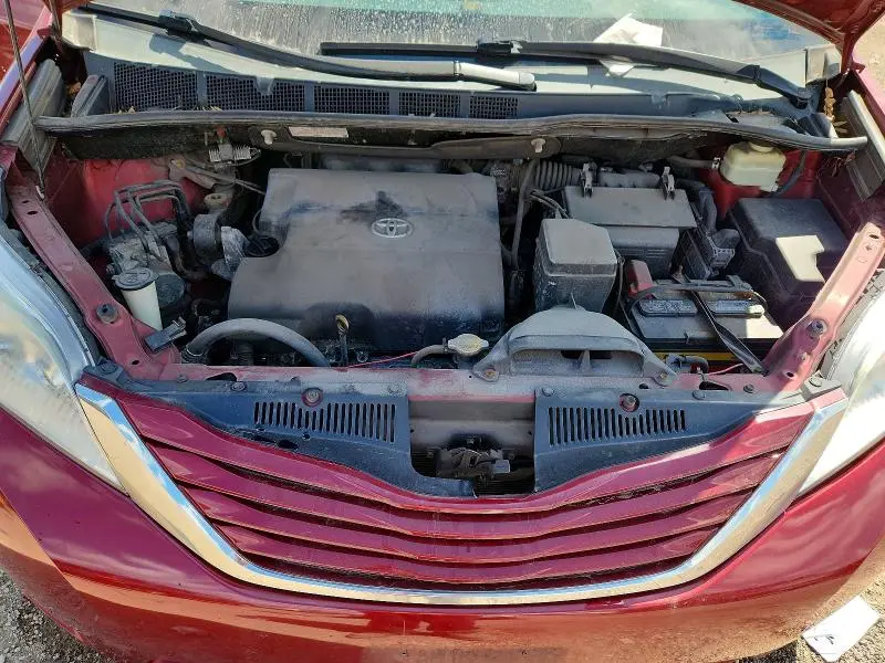 2015 TOYOTA SIENNA LE  