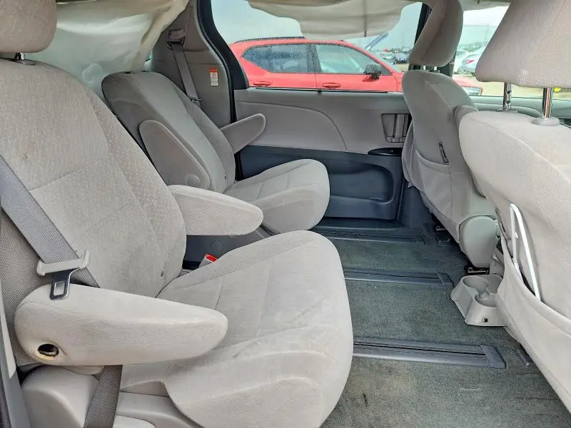 2017 TOYOTA SIENNA LE  