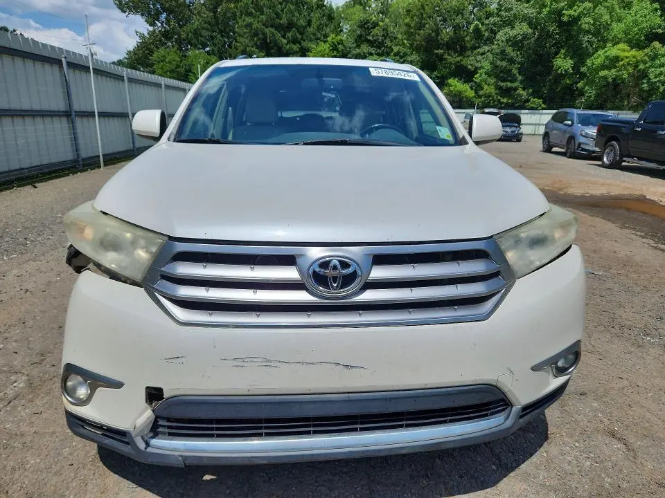 2011 TOYOTA HIGHLANDER SE  
