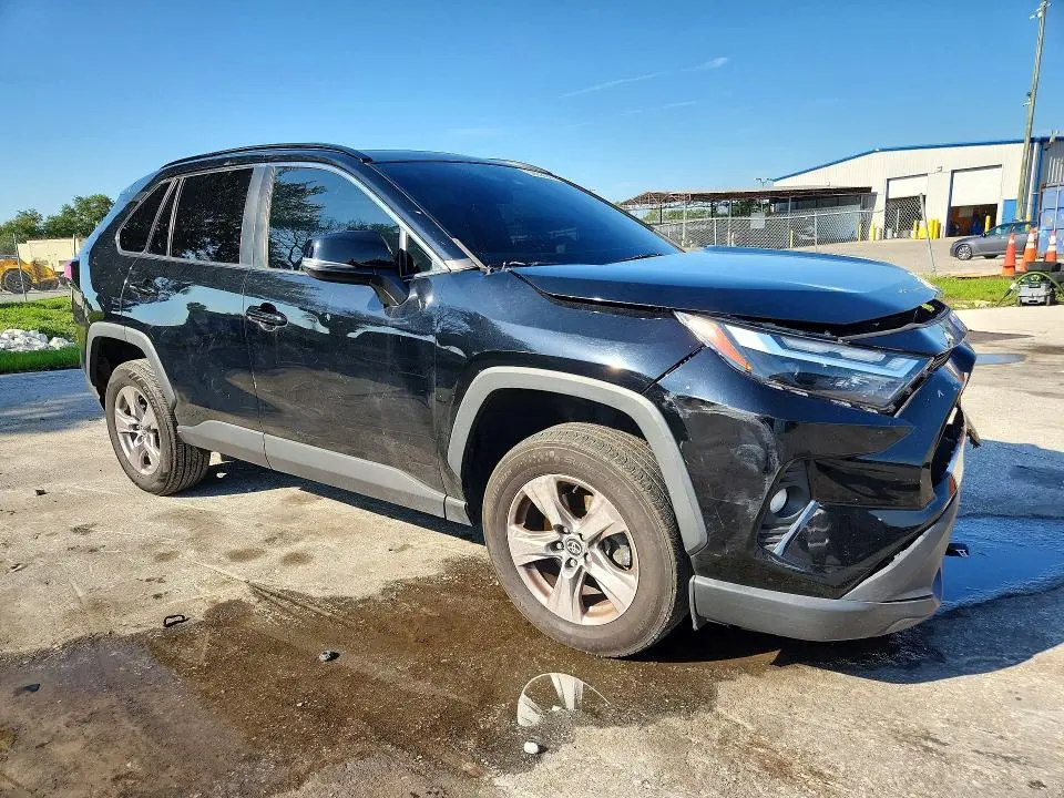 2022 TOYOTA RAV4 XLE  