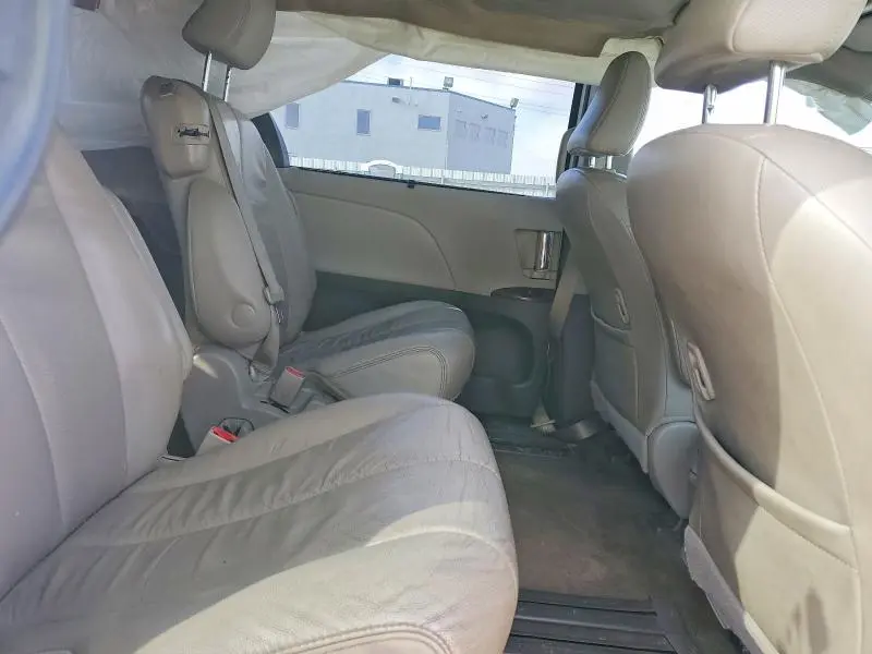 2013 TOYOTA SIENNA XLE  