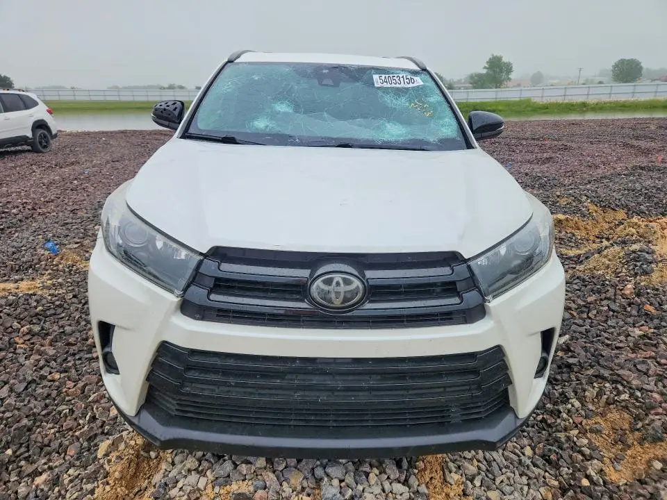2019 TOYOTA HIGHLANDER SE  