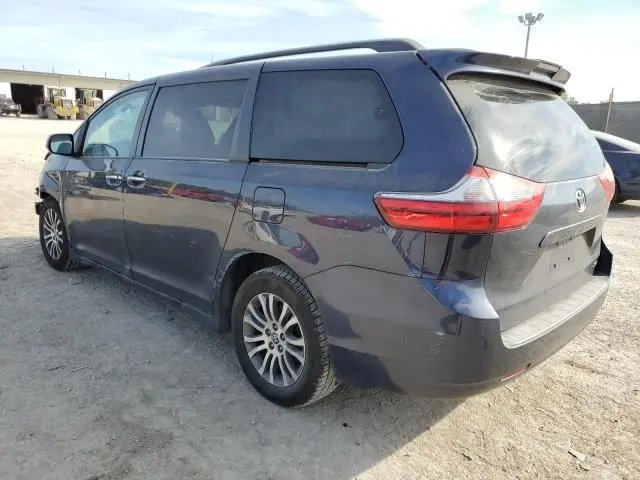 2020 TOYOTA SIENNA XLE  