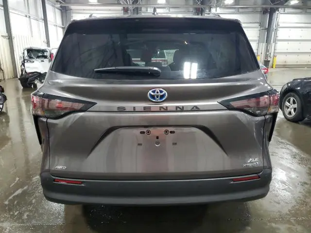 2024 TOYOTA SIENNA XLE  