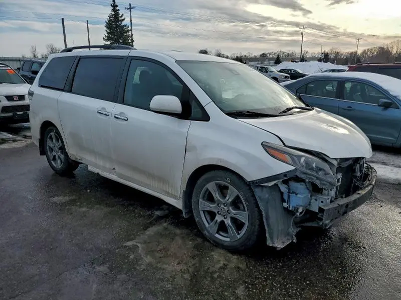 2018 TOYOTA SIENNA SE  