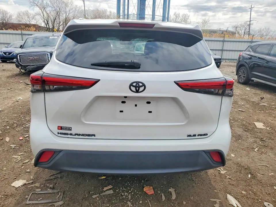 2022 TOYOTA HIGHLANDER XLE  