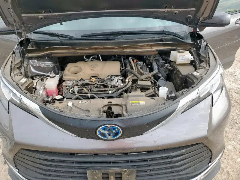 2021 TOYOTA SIENNA XLE  