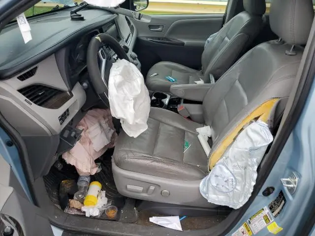 2017 TOYOTA SIENNA XLE  