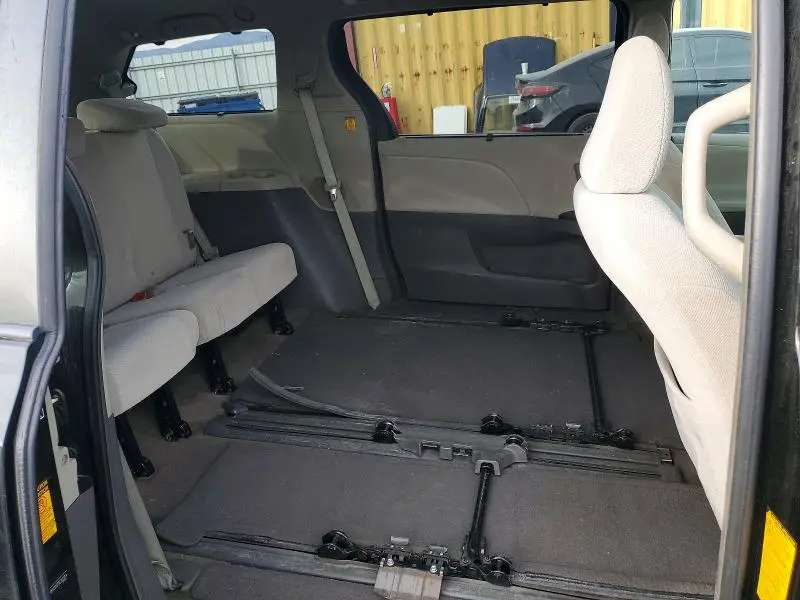 2013 TOYOTA SIENNA LE  